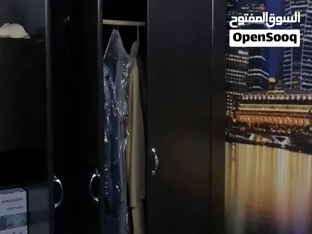 دولاب ملابس خشبي مستعمل