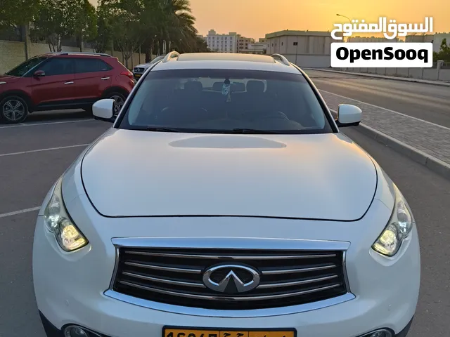 Driving Excellence: 2014 Infiniti QX70-3700cc V6 Dealership - Loaded with Features