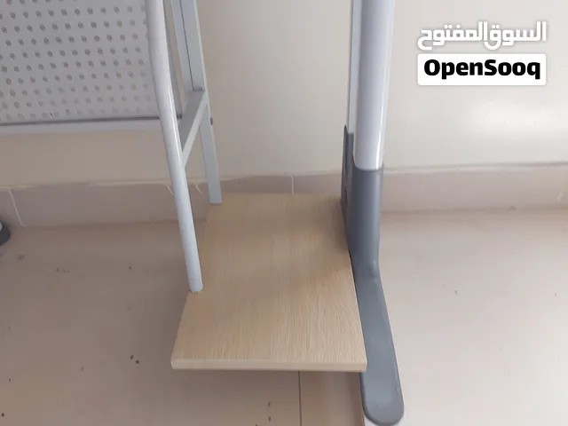 طاولة كمبيوتر بيسي