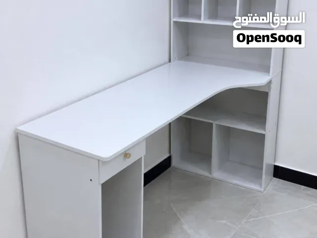 مكتب دراسة مع وحدة رفوف جانبية