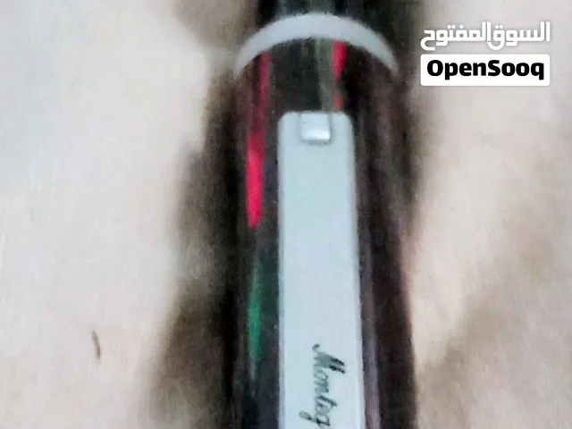 قلم فاخر يبدو أنه قلم مونتيغرابا (Montegrappa)، ويشبه بالتحديد إصدارات مثل مجموعة مونت(Montegrappa)،