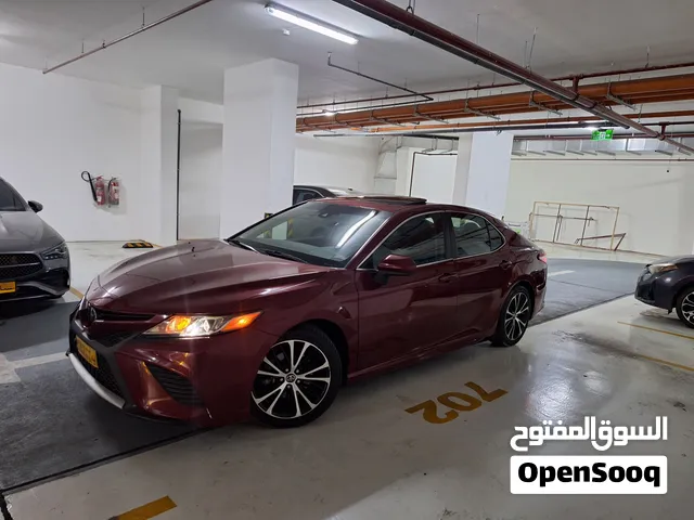 تويوتا كامري 2018 بحالة ممتازة   فتحه لون مميز ممشى قليل للبيع فقط
