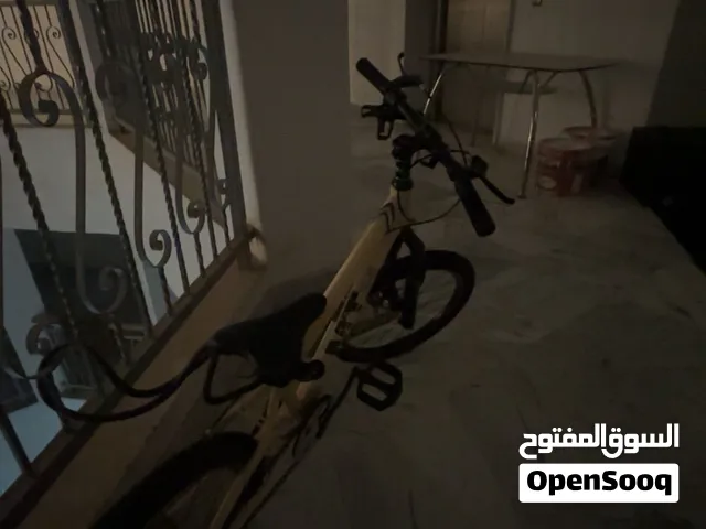 دراجة في حاله ممتازه العجلات الاثنين تحتاج هواء فقط
