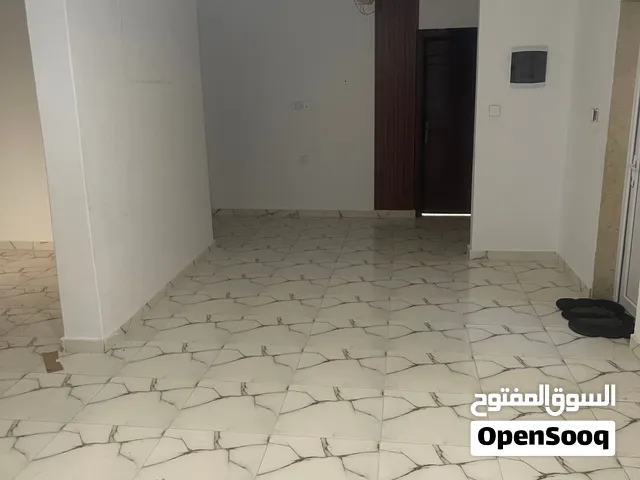 ايجار شقة جديدة  2000 د ل   4 غرف وصالة  ومطبخ وحمام  الليثي شارع قاعة البهجه مطلوب عائلة أجانب