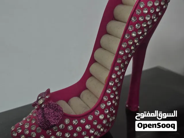 حاملة خواتم على شكل كعب