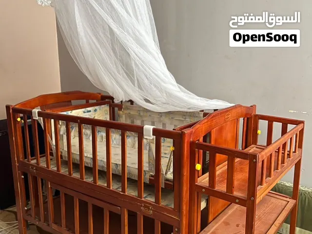 سرير اطفال عود سويدي مع هندول وناموسيه وخانات للدوات الطفل السعر 300ريال سعودي