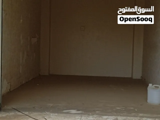 محل تجاري في حده المدينه السكنيه/ 12متر مربع تقريبا  المساحه