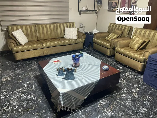 غرفة جلوس مؤلفة من 5 مقاعد