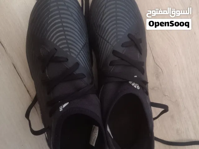 حذاء كرة قدم أصلي من اديداس نمرة 36 37 للبيع استعمال خفيف جدا ، مناسب للمبتدئين