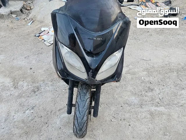 هوندا فورزه .8 دراجه نضيفه من حيث المكينه لاتبخير ولا حماوه راديتر جديد وتجفيتها جديد ومسويلها إدامه