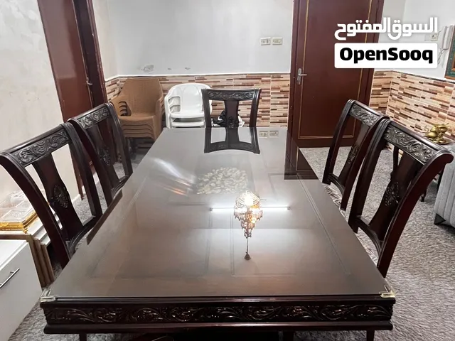 طاولة سفرة 6 مقاعد خشب بني للبيع  اربد الحي الشرقي خلف المغفر الشرقي مقابل عالم البقاعي