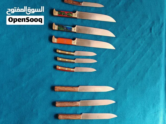 سكاكين متنوعة حادة وتفصل اللحم عن العظم