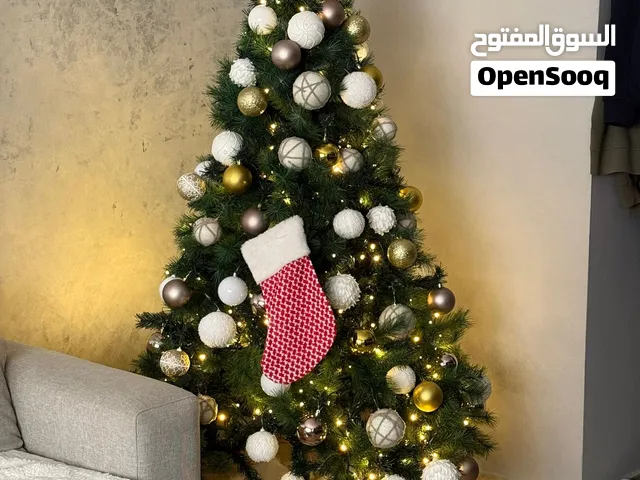 شجرة كريسماس مع زينة واضاءة كاملة