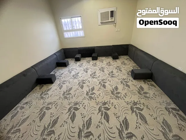 جلسة ارضيه مع فرشه نظيفه وبحالة ممتازه