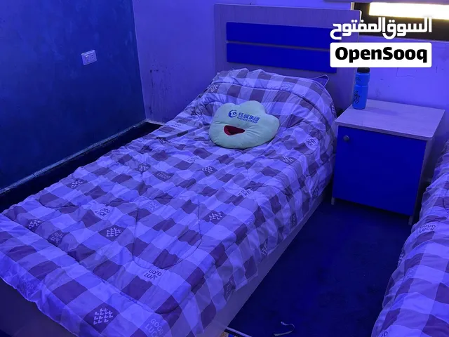 غرفة نوم اطفال بحالة جيدة جدا مع الموكيت و البرداي و مكتب دراسة بسعر مغري