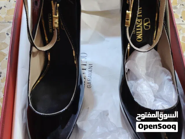 Valentino Garavani والشهير جدا المعروف بأسم Tan-Go Platform Pumps