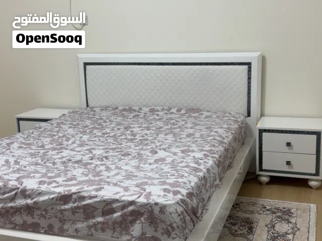 بيع سرير و2 كومدينه