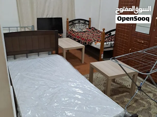 سراير للايجار في الجرف في عجمان غرفة اربعة سرير وغرفة ثلاثة سرير والشقة غرفتين