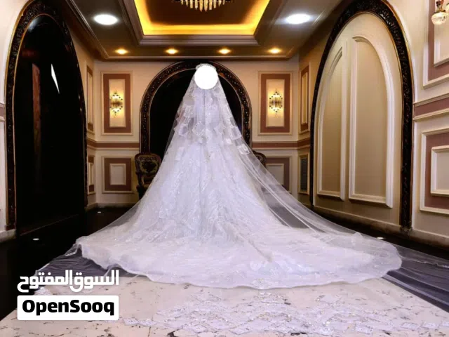 فستان زفاف ابيض ناصع