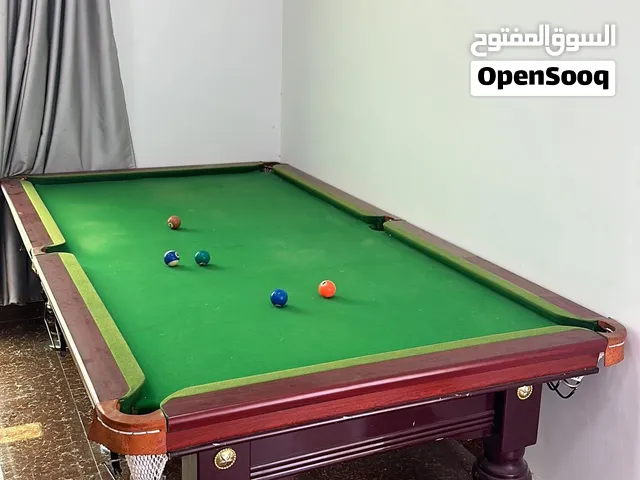 طاولة بلياردو مع جميع الملحقات