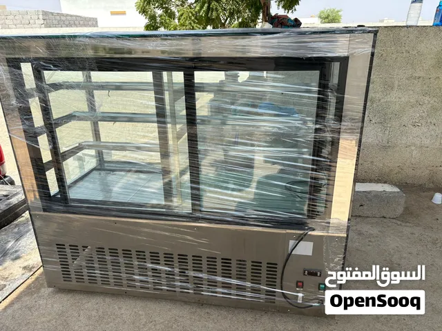 ثلاجة عرض نظيفة