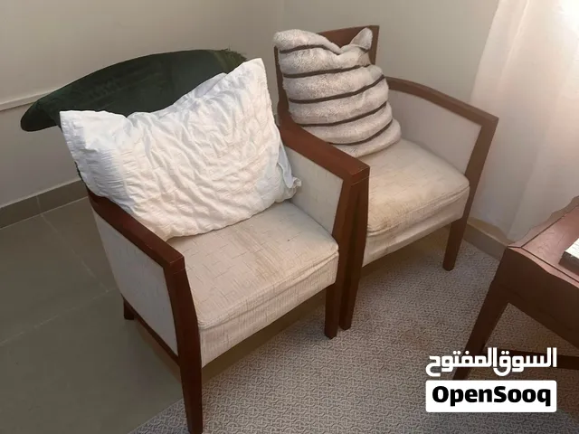 كرسين وطاولة