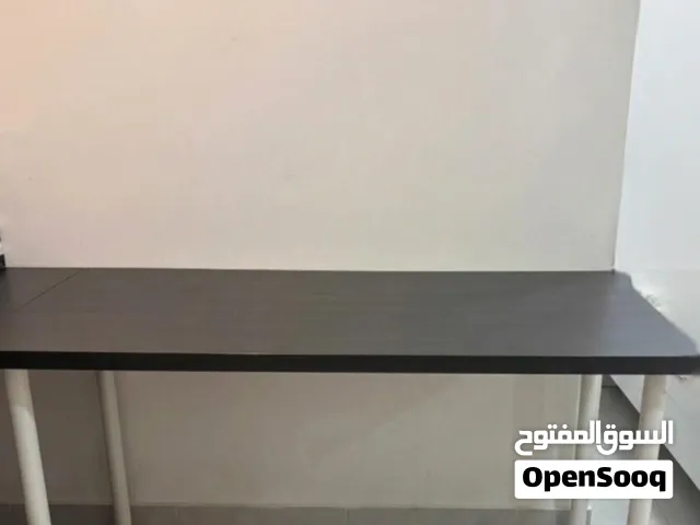 طاولة ايكيا استخدام قليل نظيفه