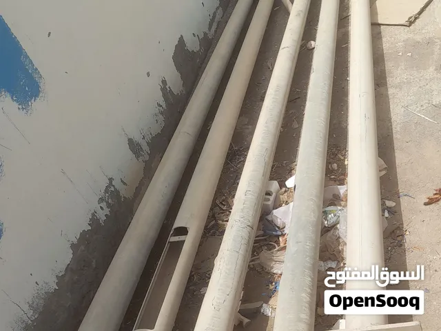 عدد 5 أعمدة إنارة لم تُستخدم من قبل طول العمود مع القوس 8 متر لكن بها صدأ في بعض الأماكن تحتاج لصبغ