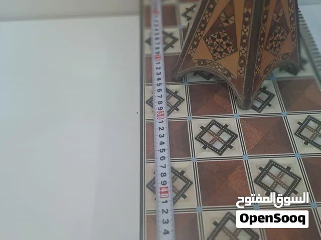 طاولة زهر بتصميم شرقي تقليدي، تجمع بين الأناقة والبساطة، وتتميز بزخارف هندسية وألوان دافئة جميلة جدا