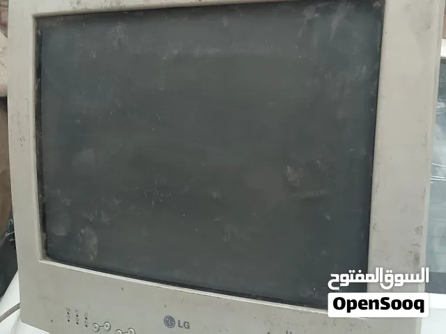 2 كمبيوترات مع شاشه مستخدمات كما في الصوره