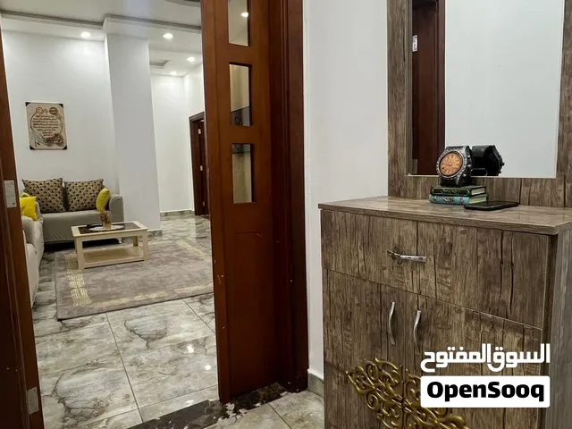 شقة للايجار الشهري مؤثثة ومفروشة بالكامل اسكن طول الدور الثالث يتوفر مصعد وباركينج للعمارة