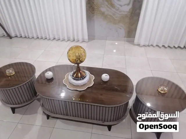 ِطاولة رسط مع طاولتين جانبيات