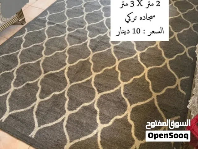 فرصة بداعي السفر  أغراض منزلية ممتازة بحالة الوكالة (فريزر ميديا + سجادة تركي + طاولة)