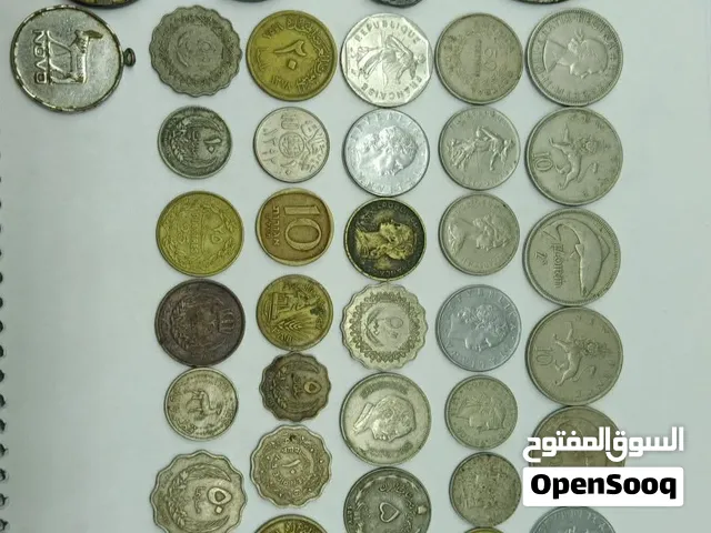 مجموعة عملات وهدايا تذكارية وساعة قديمة سويسرية مميزة
