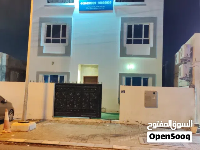 غرفة فندقيه للإيجار بمنطقة الخوير خلف بنك مسقط خلف الوطنيه للتمويل شامل جميع الخدمات مبني نظيف .