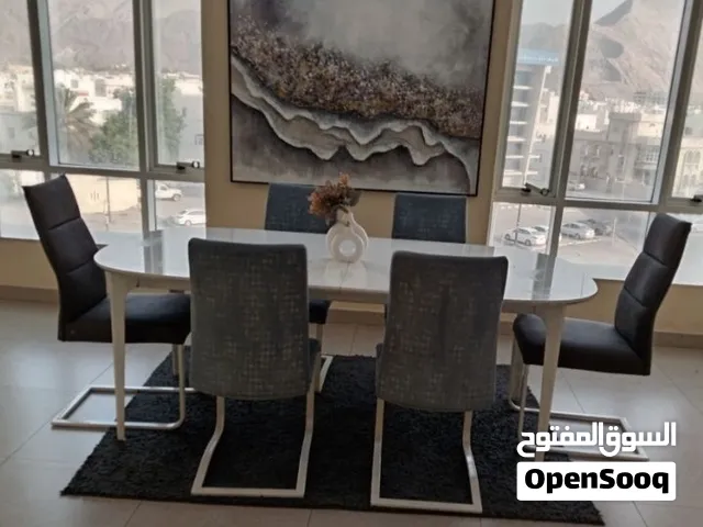 طاوله طعام 6 كراسي بحالة ممتازة جداً  سطح خشبي امس