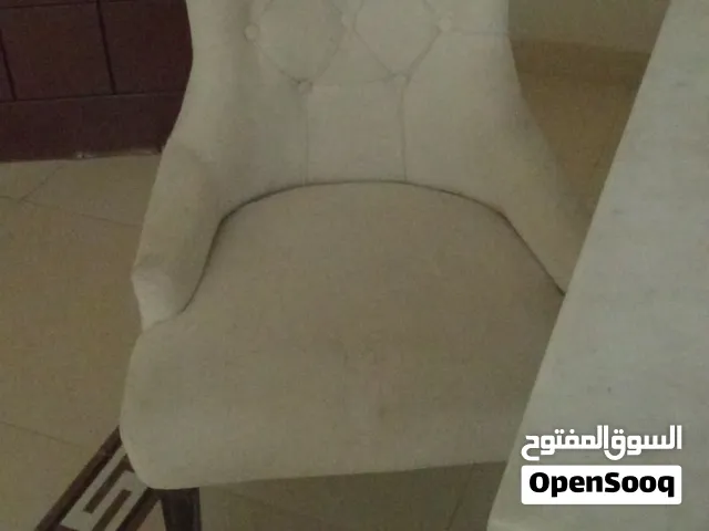 كرسي طاولة طعام يوجد 4  كرسي طاوله طعام كبير يوجد 2 كنبه مفرده يوجد 1