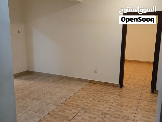شقة للإيجار – مدينة حمد، الدوار الرابع شامل الكهرباء والماء
