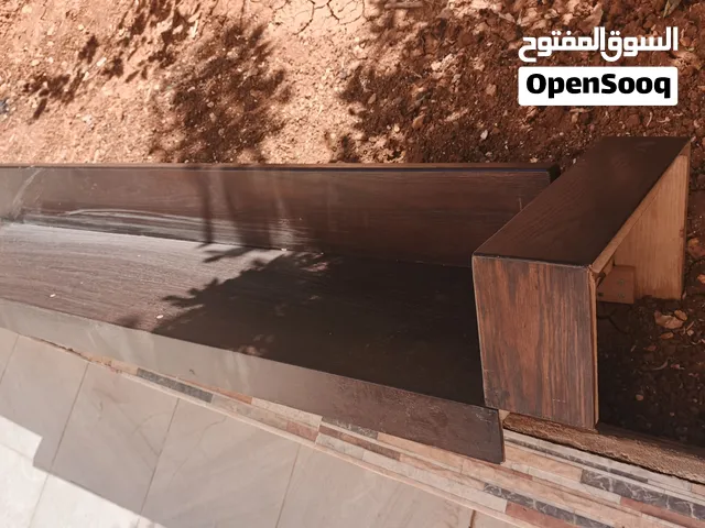 رف خشبي بلون البني تعال خاص وما بنختلف بالسعر