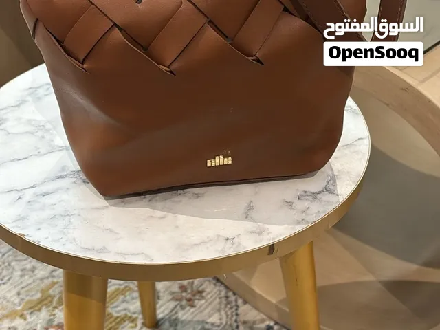 شنط للبيع كل جديد كل قطعة لها سعر مختلف عن الثاني رجاء اللي مو جاد لي شراء ونقاش علي نفس سوق مفتوح