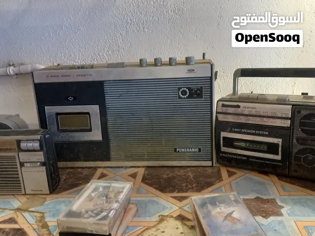 كيرخانة او مطحنة القهوة قديمه و 2 مسجل واشرطة قديمه