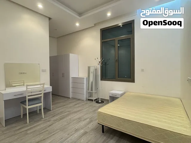 للبيع : غرفة نوم كاملة بلون أبيض – بحالة نظيفة