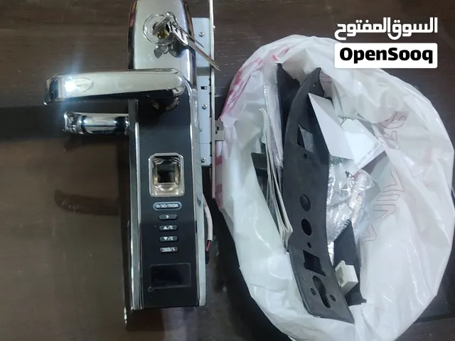 القفل الذكي يفتح بواسطة البصمة او الباسوورد جديد غير مستعمل مع كامل قطعه