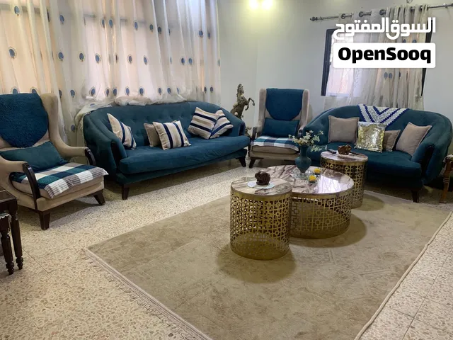 طقم كنب نضيف للبيع مع طاولات رخام عدد3