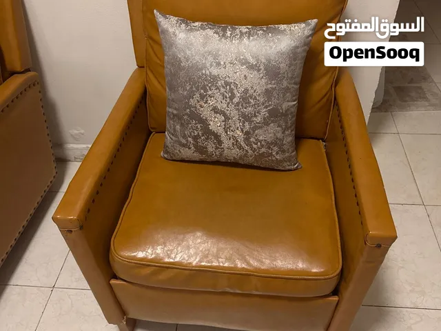 كراسي جلد بني