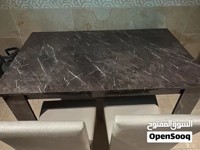 طاولة و كرسيين للبيع