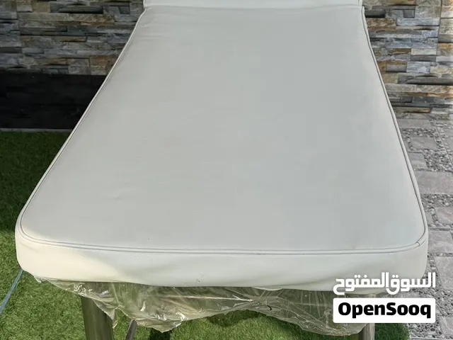 سرير مساج وتجميل