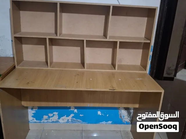 موجود مكتب وخزانة وخزانة طويلة للبيع