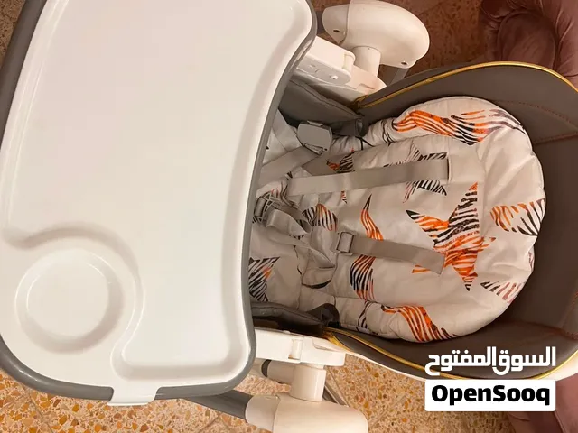 كرسي و هزاز مع ميز للطعام