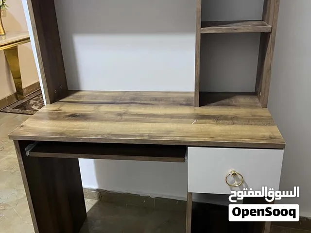 مكتبة دراسية بحالة جيدة